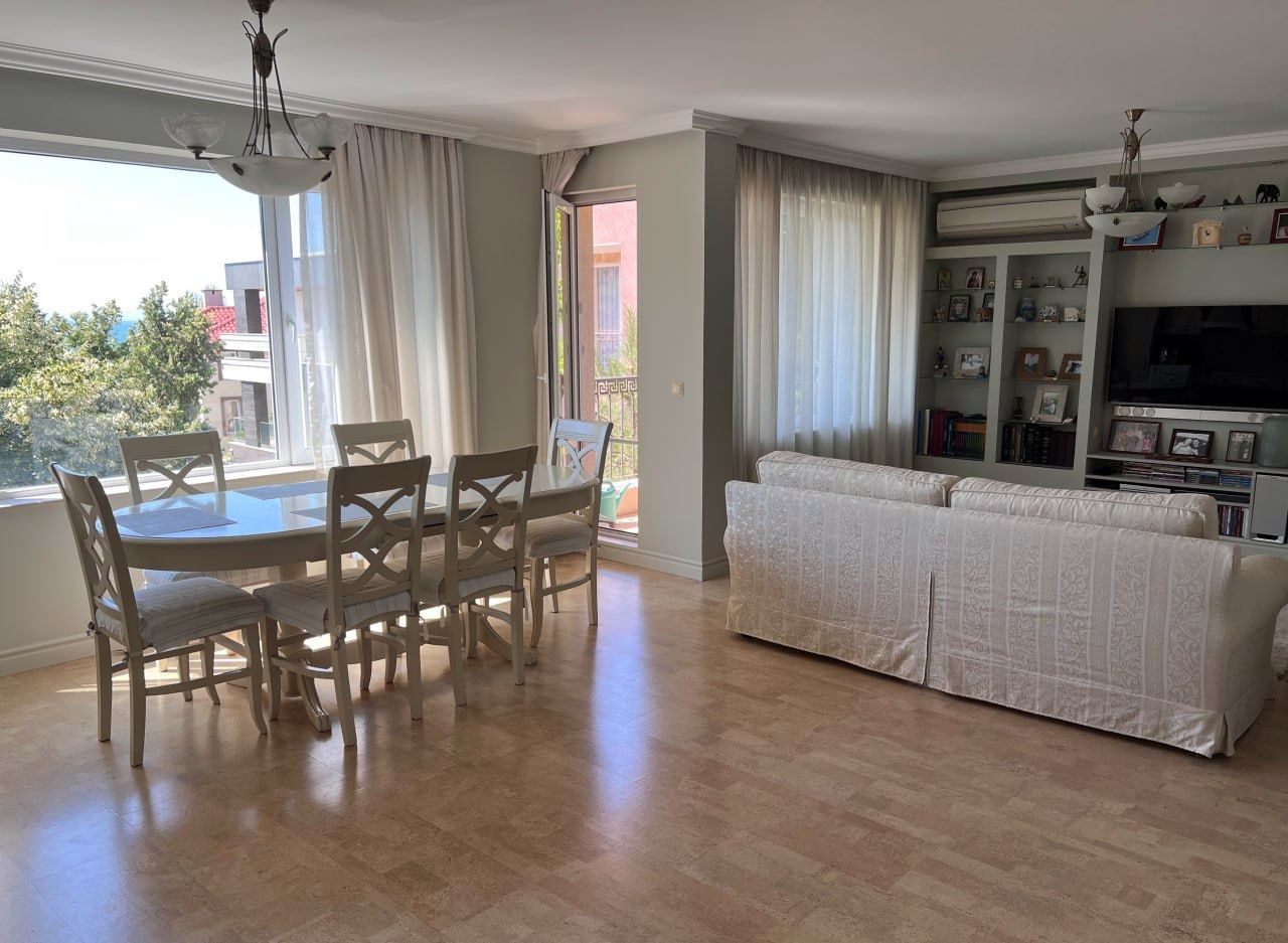Spacious Three-Bedroom Apartment with Panoramic Sea View Only 50 Meters from the Beach – Low Maintenance Fee!