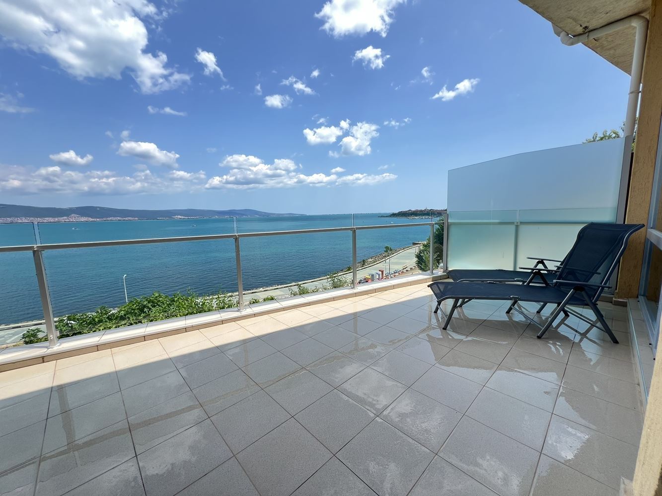 One-bedroom apartment on the first line with sea view in Nessebar, 500 m from the Old Town