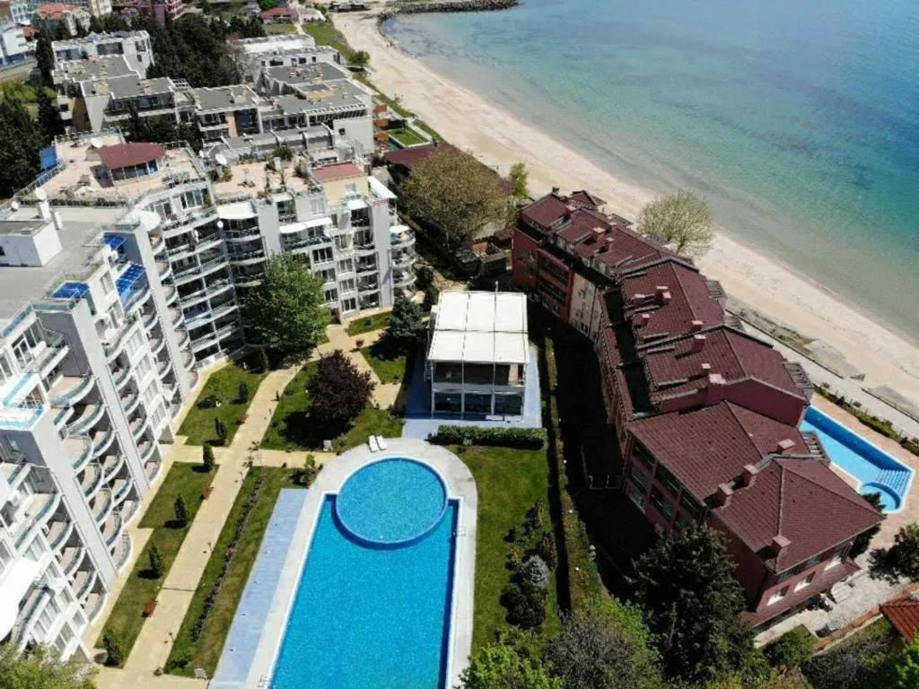 Luxury and space right by the beach – two-bedroom apartment in Ravda, 50 meters from the sea