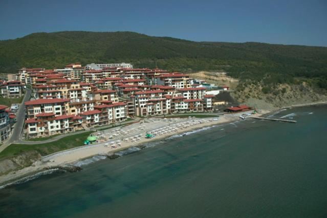 Elegant One-Bedroom Apartment on the First Sea Line in Sveti Vlas with Direct Access to Garden and Pool