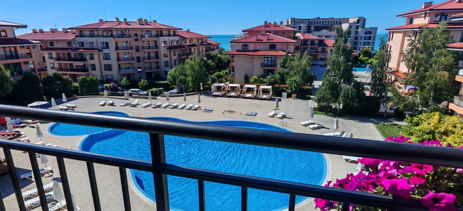 Three-room Apartment with Pool Views and Partial Sea Views, 200 Metres from the Beach in Sveti Vlas