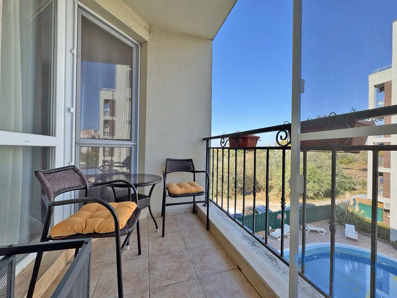 One-Bedroom Apartment with Pool View – Coziness, Greenery and Comfort in a Gated Complex