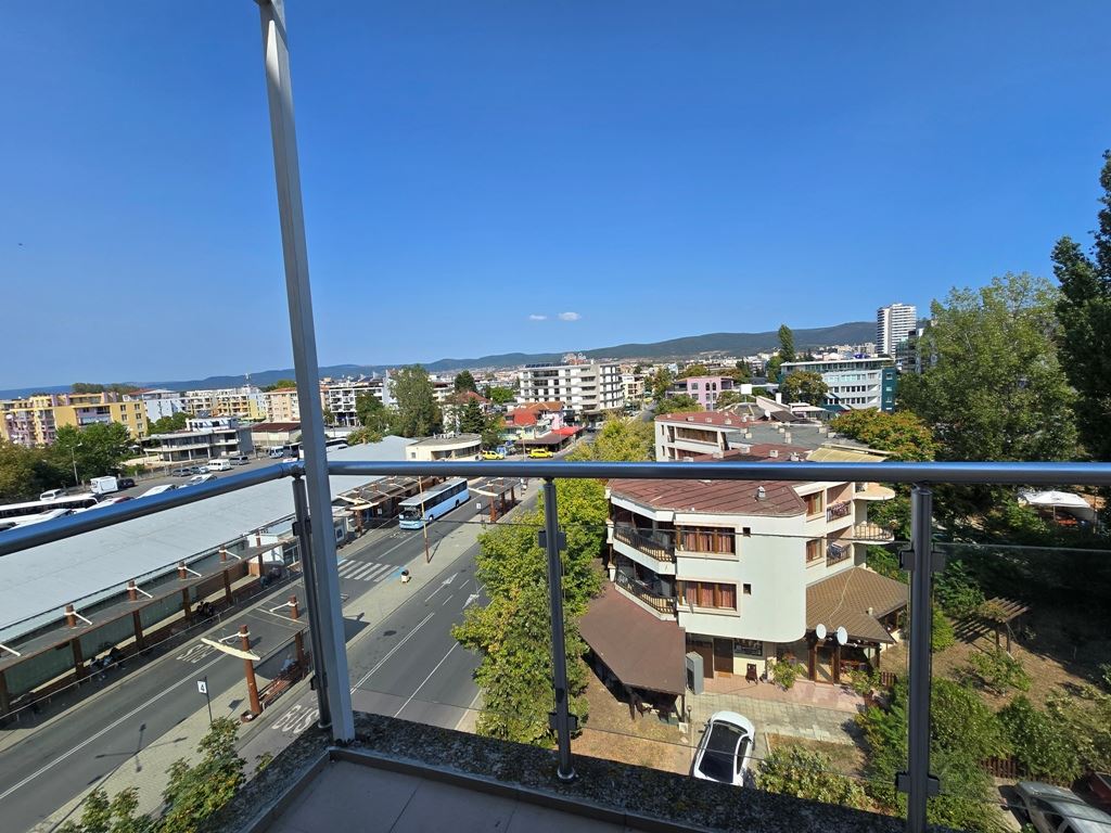 Spacious three room apartment with an excellent location and close proximity to the sea