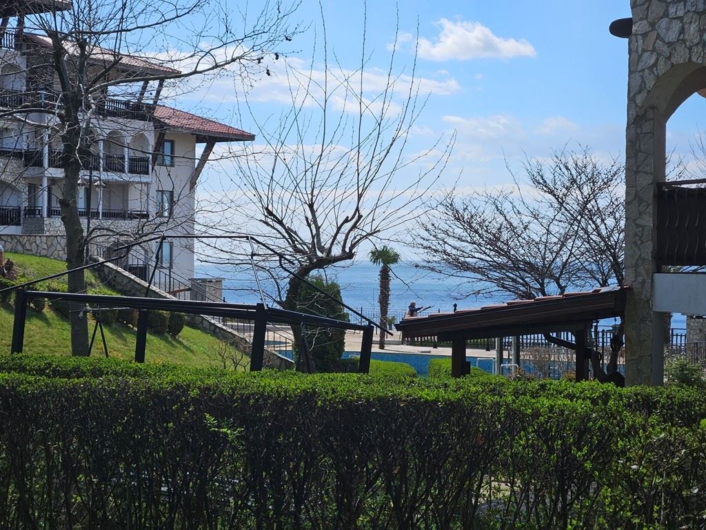 Luxury on the first line – stylish apartment with veranda, private garden, and sea view in Sveti Vlas