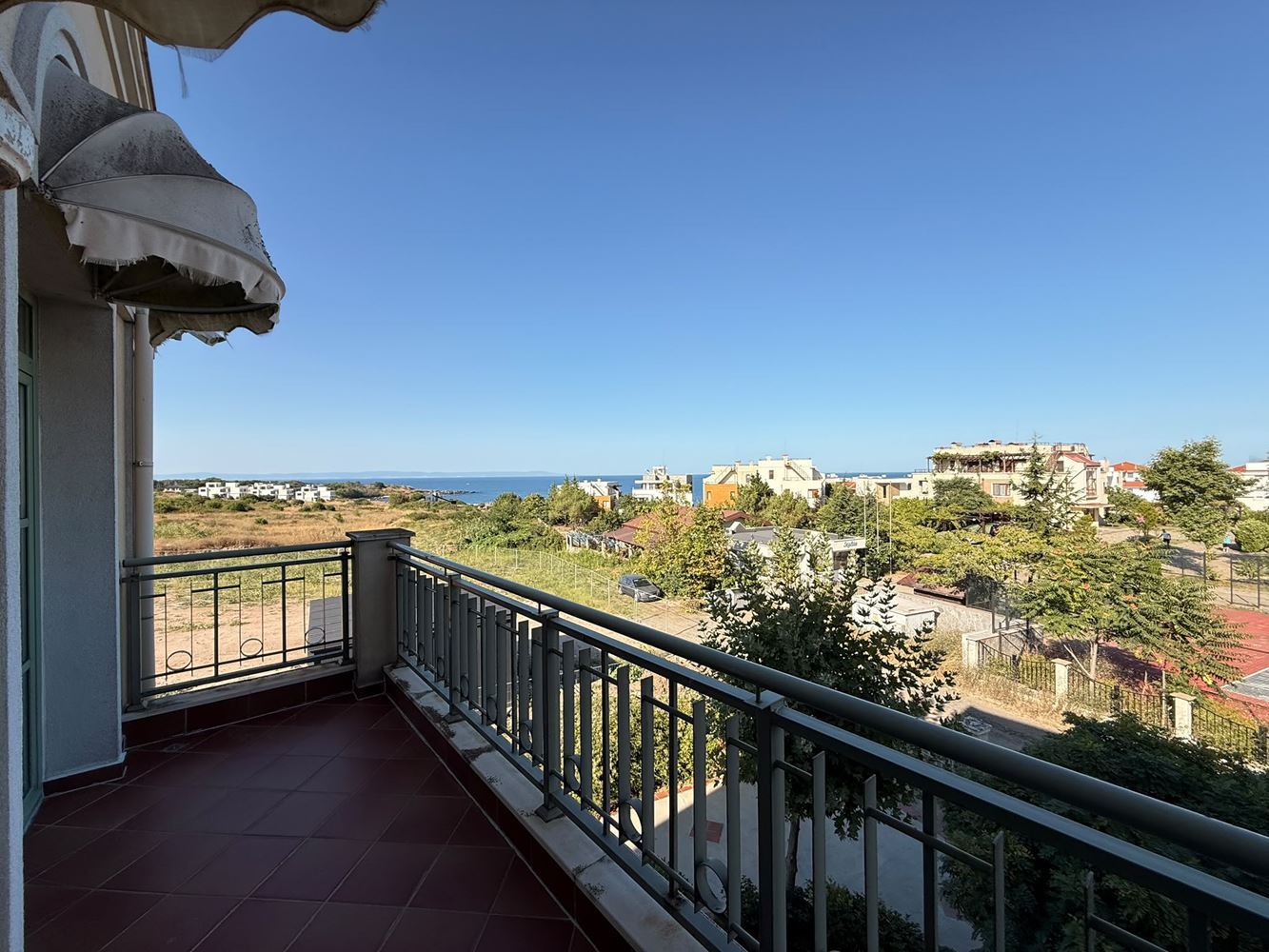 First-Line Apartment with Sea View – Fully Furnished Property in a Mediterranean-Style Complex