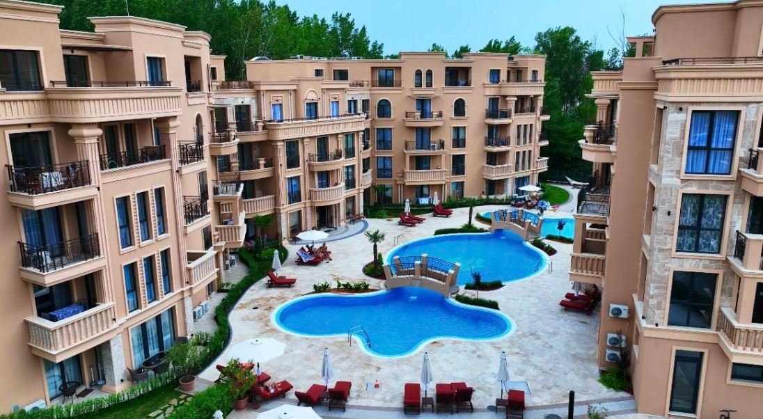 Bright studio in a luxury complex – perfect comfort by the pool