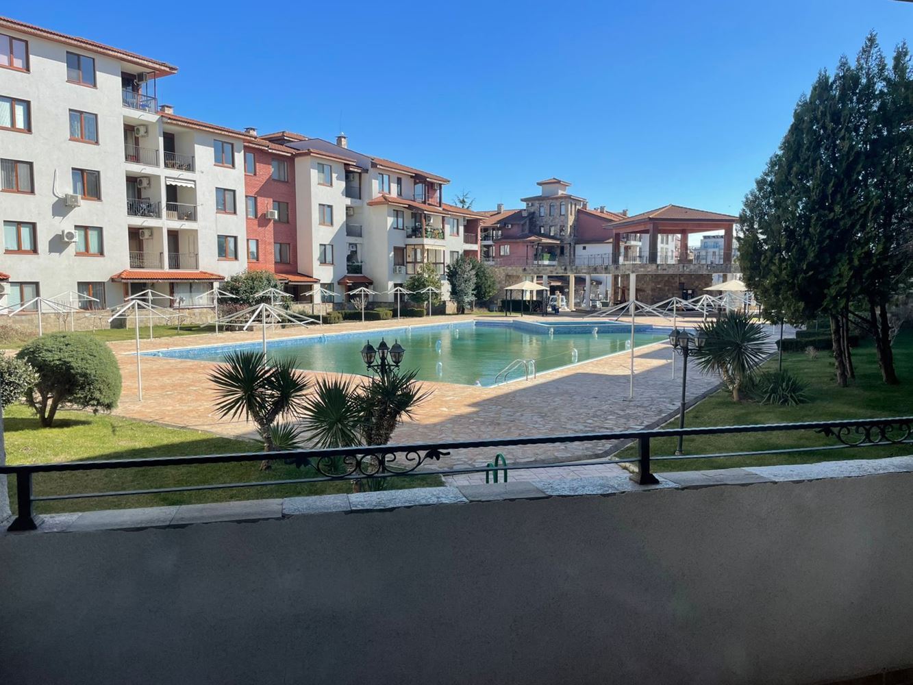 Stylish three-room apartment on the ground floor with a pool view – only 300 meters from the sea in Nessebar