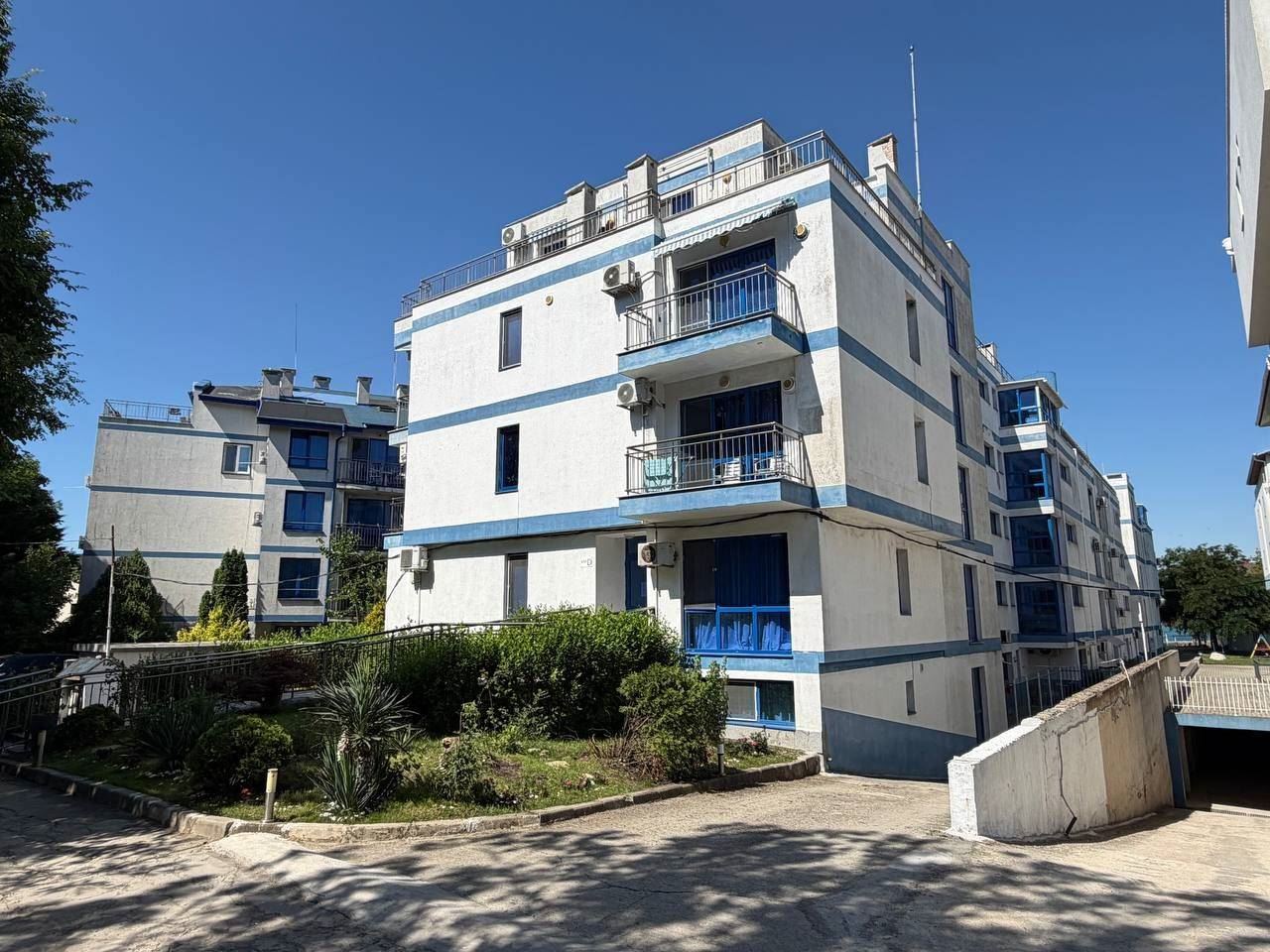 One-Bedroom Apartment on the First Sea Line in Pomorie – Panoramic Views of the Sea and Swimming Pool