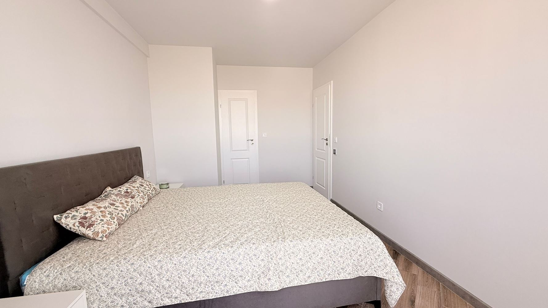 Luxury three-bedroom apartment on the first line in Ravda – space, prestige, and breathtaking sea panorama