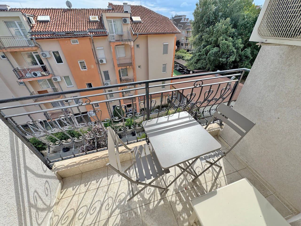 Cozy Two-Bedroom Apartment Within Walking Distance of the Beach