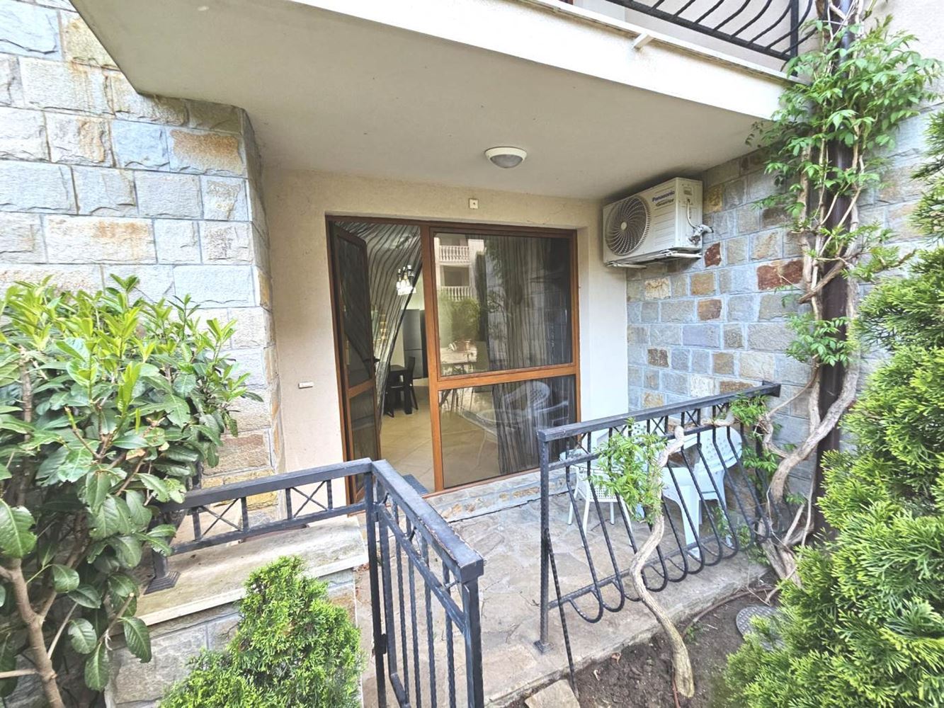 Three-room ground-floor apartment with direct access to the pool in a luxury complex in Sunny Beach