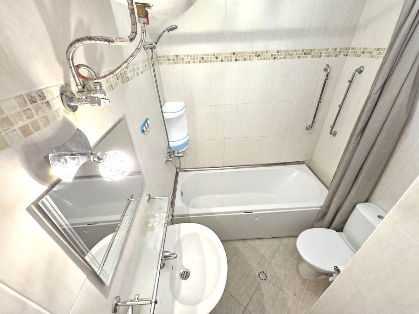 Three-room ground-floor apartment with direct access to the pool in a luxury complex in Sunny Beach