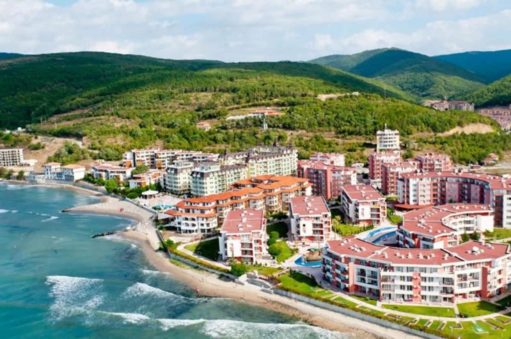 Two-room Apartment on the First Line with Direct Sea View – Sunny Beach