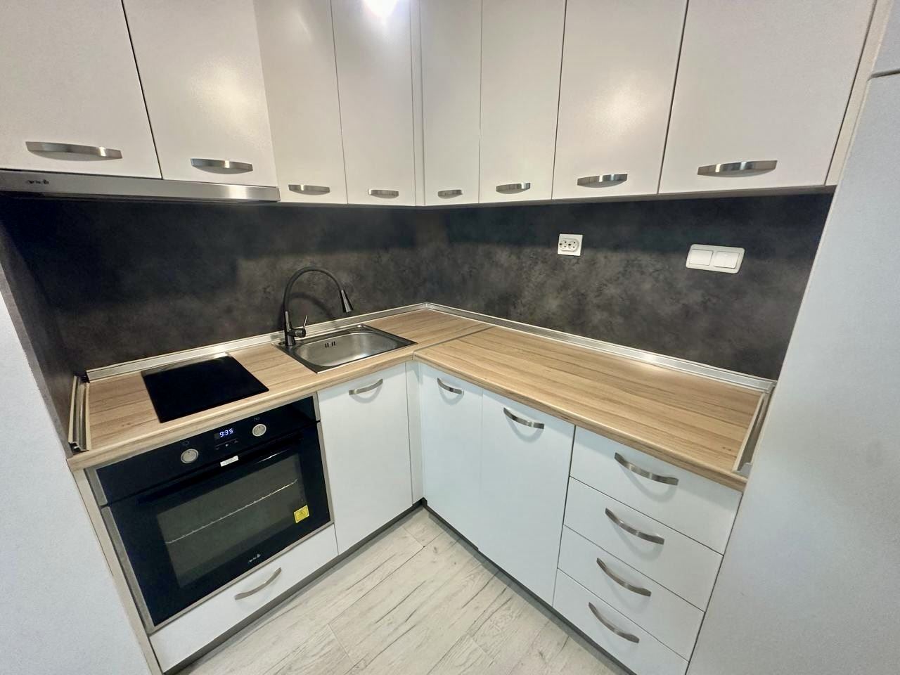 Spacious ground-floor studio with terrace and potential for a one-bedroom apartment – only 300 m from the sea