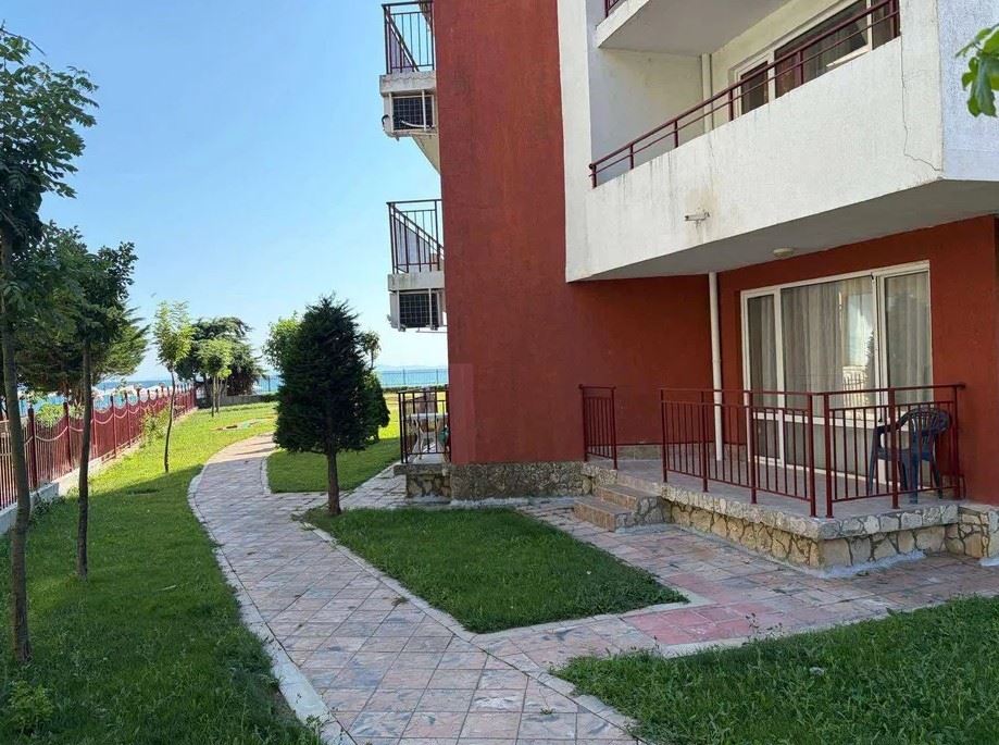 First-line apartment in Elenite – major renovation, residential electricity and direct beach access
