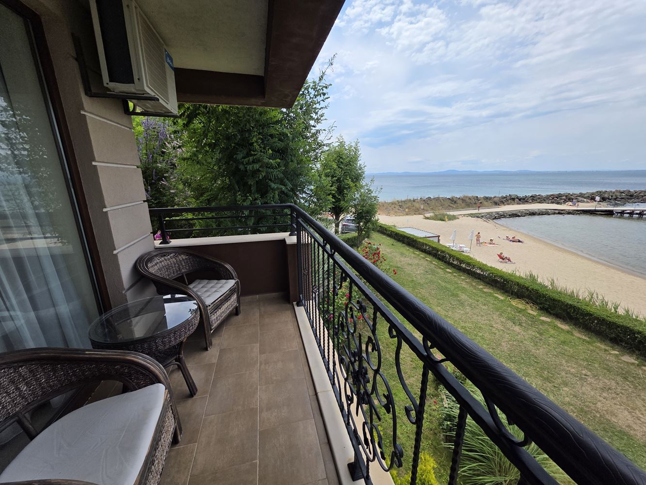 One-bedroom apartment on the first line with a frontal sea view in Nessebar