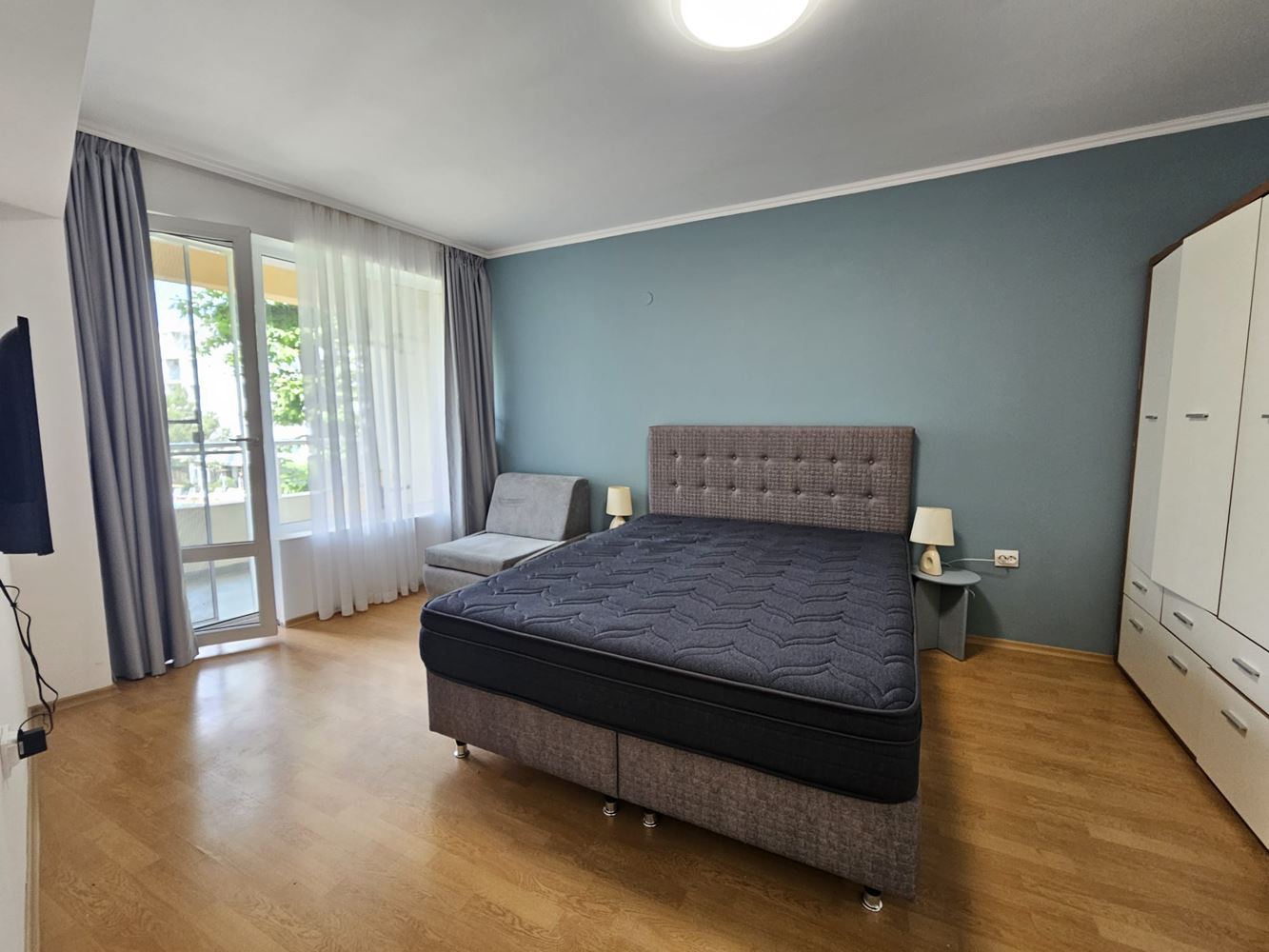 Only 100 meters from the sea! Spacious one-bedroom apartment overlooking the pool in one of the most sought-after complexes in Sunny Beach