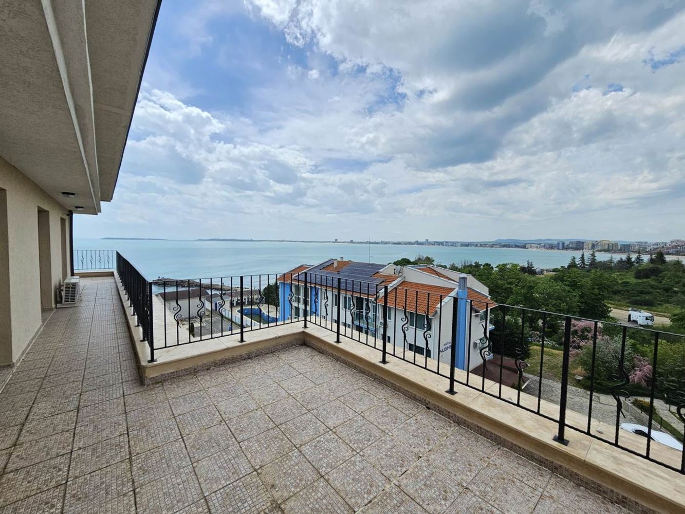 Sveti Vlas – three-bedroom apartment with direct panoramic sea view in a first-line complex