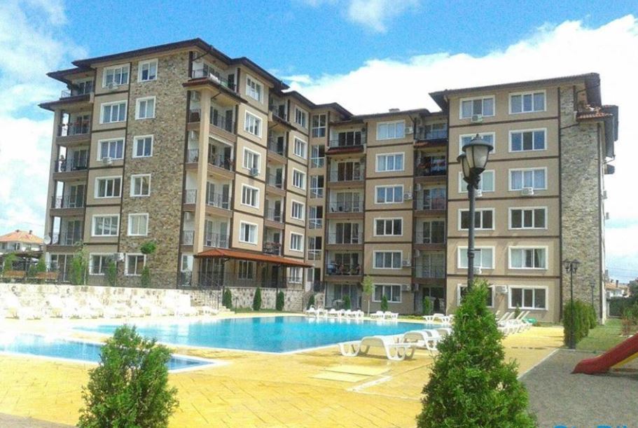 Spacious apartment with two bedrooms and sea view in Ravda