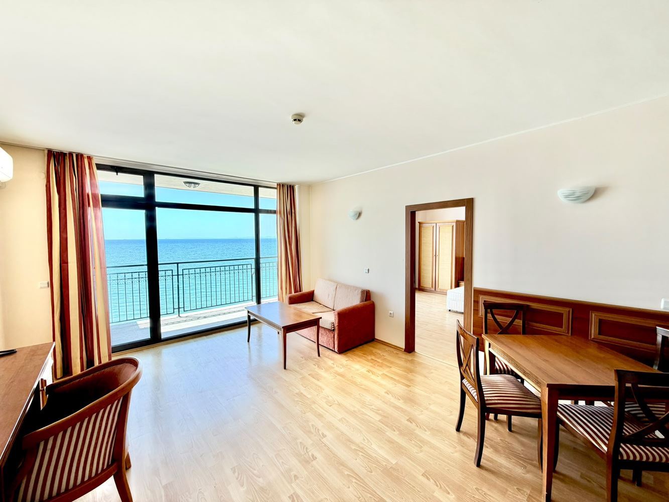 One-bedroom apartment with panoramic sea view on the first line in Sveti Vlas