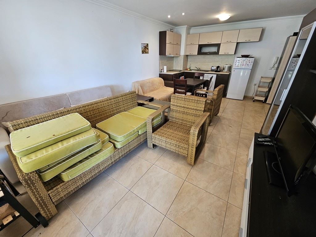 Luxury on the first line – stylish apartment with veranda, private garden, and sea view in Sveti Vlas