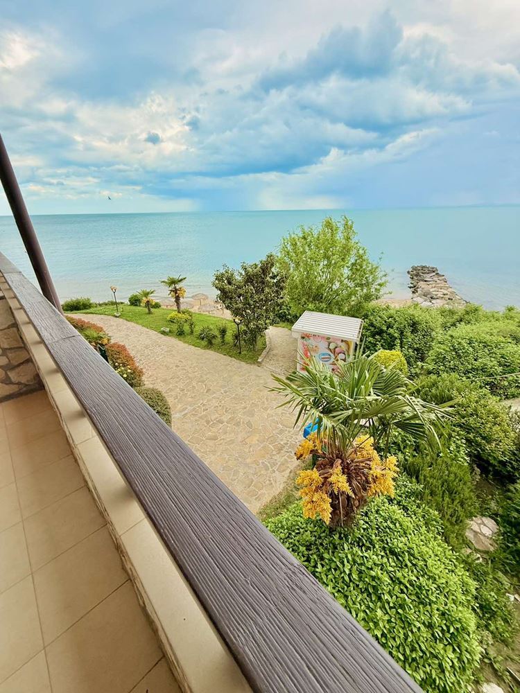 Two-bedroom apartment on the first line to the sea in Sveti Vlas – comfort, spaciousness and a unique sea view