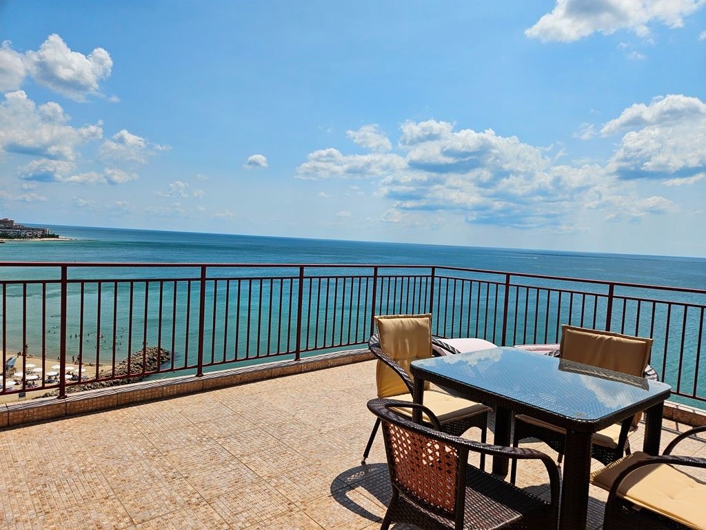 Luxury panoramic apartment on the first line of the sea with two bedrooms and an enormous terrace