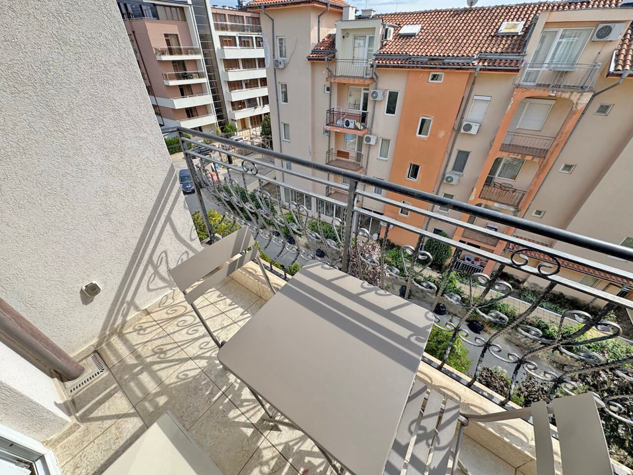 Cozy Two-Bedroom Apartment Within Walking Distance of the Beach