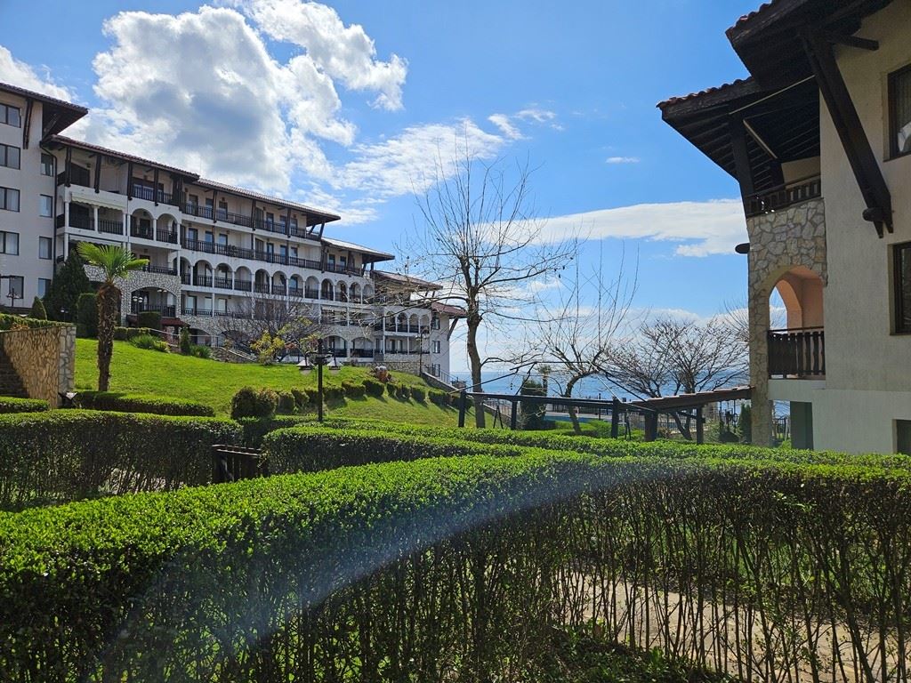 Luxury on the first line – stylish apartment with veranda, private garden, and sea view in Sveti Vlas