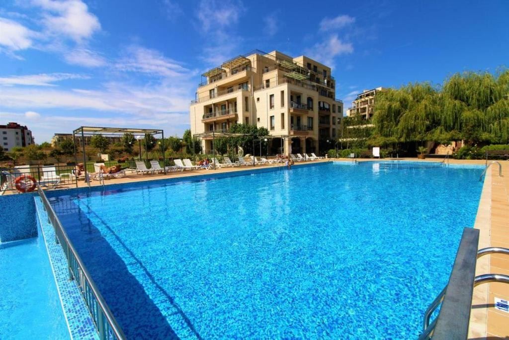 Apartment in Sveti Vlas 300 m from the Beach – Excellent Location, Luxury Complex with Mediterranean Atmosphere