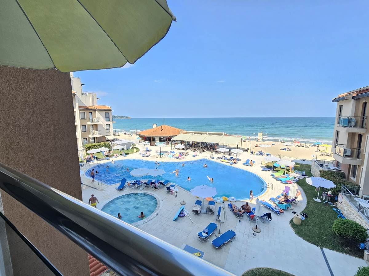 Luxury three-bedroom apartment on the beachfront in Obzor – panoramic sea and mountain views