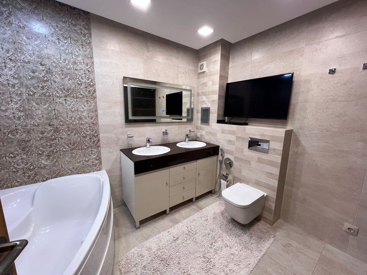 Spacious Three-Bedroom Apartment with Panoramic Sea View Only 50 Meters from the Beach – Low Maintenance Fee!
